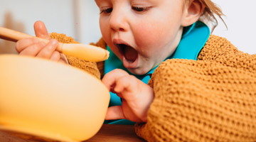 Het verschil tussen kokhalzen, verslikken en stikken bij baby’s en kleine kinderen